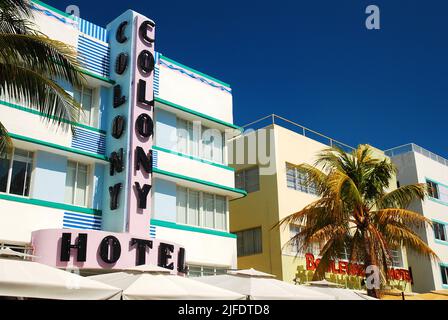 Le Colony Hotel, à South Beach, Miami Beach, Floride, est un symbole du quartier historique Art déco et des multiples motels qui sont devenus des hôtels de luxe Banque D'Images