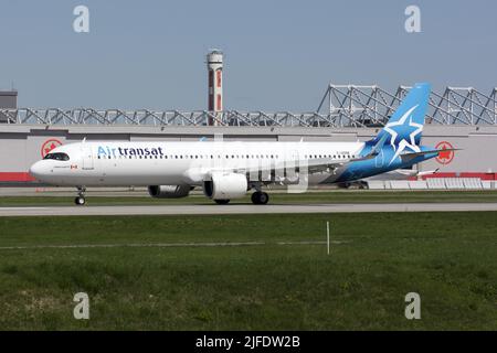 Un Airbus 321 NEO d'Air Transat débarque à l'aéroport international Pierre Elliott Trudeau de Montréal après un long vol en provenance d'Europe. Le A321neo est le plus long membre de fuselage de la famille Airbusí à une allée A320, pouvant accueillir de 180 à 220 passagers dans un agencement intérieur typique de deux classes, et jusqu'à 244 dans un agencement à densité plus élevée. Avec une portée allant jusqu'à 7400 km., Air Transat est une compagnie aérienne canadienne basée à Montréal (Québec) qui exploite des vols réguliers et affrétés desservant 60 destinations dans 25 pays. Banque D'Images