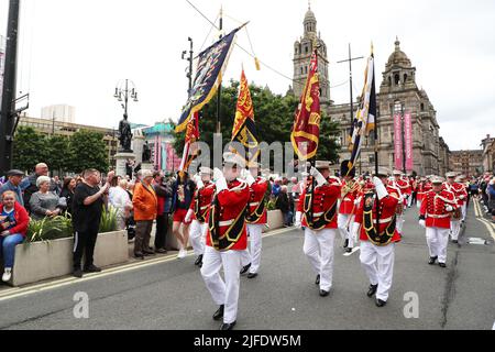 Glasgow, Royaume-Uni. 02nd juillet 2022. Le County Grand Orange Lodge of Scotland, soutenu par plus de 40 autres Lodges et groupes, a eu leur parade annuelle à travers le centre-ville de Glasgow, en commençant par un service religieux à George Square et en terminant la parade à Glasgow Green. On estime que plus de 4000 personnes y ont participé, y compris tous les titulaires de bureau et les membres de la bande. Crédit : Findlay/Alay Live News Banque D'Images