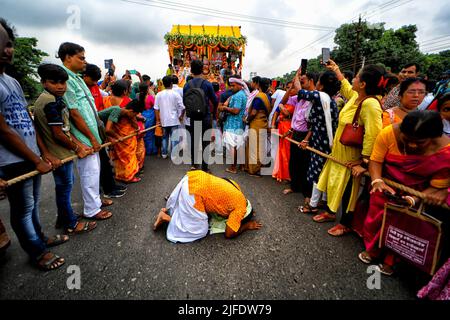 Habibpur, Inde. 01st juillet 2022. Les dévotés offrent des prières au Chariot du Seigneur Jagannath pendant le festival de Rathyara. Ratha Yatra, également appelé Rathayatra, Rathajatra ou festival de Chariot lié à Lord Jagannath célébré dans le monde entier selon la mythologie hindoue. Rathajatra est un voyage dans un char du Seigneur Jagannath accompagné par le public célébré annuellement. (Photo par Avishek Das/SOPA Images/Sipa USA) crédit: SIPA USA/Alay Live News Banque D'Images