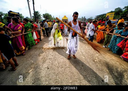 Habibpur, Inde. 01st juillet 2022. Les dévotés balaient la route selon la tradition pendant le festival de Rathyatra. Ratha Yatra, également appelé Rathayatra, Rathajatra ou festival de Chariot lié à Lord Jagannath célébré dans le monde entier selon la mythologie hindoue. Rathajatra est un voyage dans un char du Seigneur Jagannath accompagné par le public célébré annuellement. (Photo par Avishek Das/SOPA Images/Sipa USA) crédit: SIPA USA/Alay Live News Banque D'Images