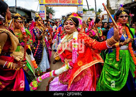 Habibpur, Inde. 01st juillet 2022. Les membres des communautés transgenres dansent pendant le festival Rathyara à la Société internationale pour la conscience Krishna (ISKCON) Habibpur. Ratha Yatra, également appelé Rathayatra, Rathajatra ou festival de Chariot lié à Lord Jagannath célébré dans le monde entier selon la mythologie hindoue. Rathajatra est un voyage dans un char du Seigneur Jagannath accompagné par le public célébré annuellement. (Photo par Avishek Das/SOPA Images/Sipa USA) crédit: SIPA USA/Alay Live News Banque D'Images