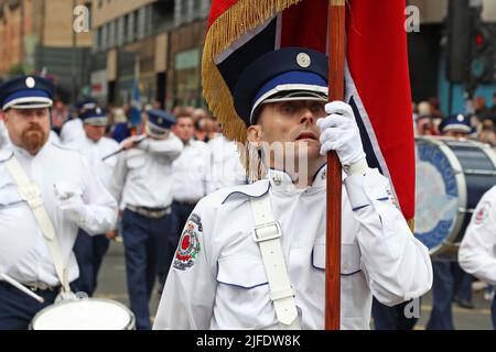 Glasgow, Royaume-Uni. 02nd juillet 2022. Le County Grand Orange Lodge of Scotland, soutenu par plus de 40 autres Lodges et groupes, a eu leur parade annuelle à travers le centre-ville de Glasgow, en commençant par un service religieux à George Square et en terminant la parade à Glasgow Green. On estime que plus de 4000 personnes y ont participé, y compris tous les titulaires de bureau et les membres de la bande. Crédit : Findlay/Alay Live News Banque D'Images