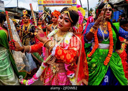 Habibpur, Inde. 01st juillet 2022. Les membres des communautés transgenres dansent pendant le festival Rathyara à la Société internationale pour la conscience Krishna (ISKCON) Habibpur. Ratha Yatra, également appelé Rathayatra, Rathajatra ou festival de Chariot lié à Lord Jagannath célébré dans le monde entier selon la mythologie hindoue. Rathajatra est un voyage dans un char du Seigneur Jagannath accompagné par le public célébré annuellement. (Photo par Avishek Das/SOPA Images/Sipa USA) crédit: SIPA USA/Alay Live News Banque D'Images