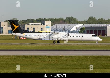 Montréal, Canada. 25th mai 2022. Un taxi PAL Airlines Bombardier Dash 8 à l'aéroport international Pierre Elliott Trudeau de Montréal. PAL Airlines est une compagnie aérienne régionale canadienne dont le siège social est situé à l'aéroport international de St. John's. PAL offre des services réguliers de transport de passagers, de fret, d'ambulance aérienne et d'affrètement. PAL est la branche aérienne commerciale du groupe d'entreprises PAL. (Photo de Fabrizio Gandolfo/SOPA Images/Sipa USA) crédit: SIPA USA/Alay Live News Banque D'Images