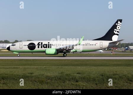 Montréal, Canada. 25th mai 2022. Un Boeing 737-8 de Flair Airlines vient d'atterrir à l'aéroport international Pierre Elliott Trudeau de Montréal. Flair Airlines est une compagnie aérienne canadienne à bas prix dont le siège social est situé à Edmonton, en Alberta, et dont la principale base d'exploitation est située à l'aéroport international d'Edmonton. (Photo de Fabrizio Gandolfo/SOPA Images/Sipa USA) crédit: SIPA USA/Alay Live News Banque D'Images