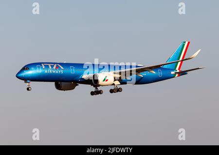 Rome, Italie. 18th juin 2022. Un Airbus A350-900 ITA Airways débarquant à l'aéroport de Rome Fiumicino. Italia Trasporto Aereo S.p.A., sous le nom d'ITA Airways, est entièrement détenue par le Gouvernement italien via le Ministère de l'Economie et des Finances. La compagnie aérienne dessert plus de 41 destinations nationales, européennes et intercontinentales, l'Airbus A350 est un avion de ligne large à longue portée développé et produit par Airbus. Le premier modèle proposé en A350 par Airbus en 2004. (Photo de Fabrizio Gandolfo/SOPA Images/Sipa USA) crédit: SIPA USA/Alay Live News Banque D'Images