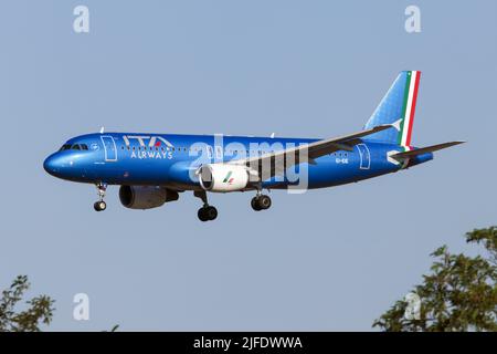 Rome, Italie. 18th juin 2022. Un Airbus A320 ITA Airways débarquant à l'aéroport de Rome Fiumicino. Italia Trasporto Aereo S.p.A., sous le nom d'ITA Airways, est entièrement détenue par le Gouvernement italien via le Ministère de l'Economie et des Finances. La compagnie aérienne dessert plus de 41 destinations nationales, européennes et intercontinentales. (Photo de Fabrizio Gandolfo/SOPA Images/Sipa USA) crédit: SIPA USA/Alay Live News Banque D'Images