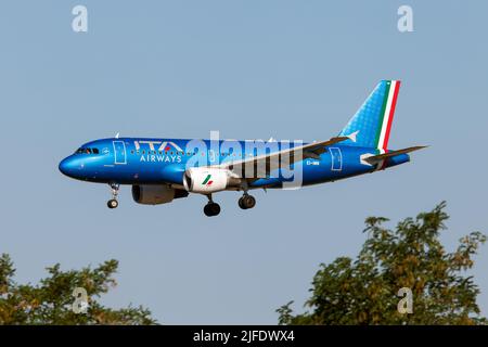 Rome, Italie. 18th juin 2022. Un Airbus A319 ITA Airways débarquant à l'aéroport de Rome Fiumicino. Italia Trasporto Aereo S.p.A., sous le nom d'ITA Airways, est entièrement détenue par le Gouvernement italien via le Ministère de l'Economie et des Finances. La compagnie aérienne dessert plus de 41 destinations nationales, européennes et intercontinentales. (Photo de Fabrizio Gandolfo/SOPA Images/Sipa USA) crédit: SIPA USA/Alay Live News Banque D'Images