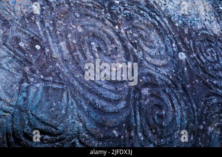 Art rupestre néolithique sculpté dans la pierre au Newgrange Monument à Boyne Vallery, Irlande. Banque D'Images