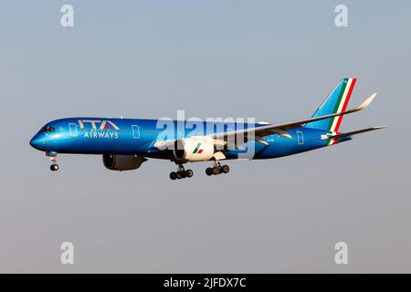 Rome, Italie. 18th juin 2022. Un Airbus A350-900 ITA Airways débarquant à l'aéroport de Rome Fiumicino. Italia Trasporto Aereo S.p.A., sous le nom d'ITA Airways, est entièrement détenue par le Gouvernement italien via le Ministère de l'Economie et des Finances. La compagnie aérienne dessert plus de 41 destinations nationales, européennes et intercontinentales. L'Airbus A350 est un avion de ligne large à longue portée développé et produit par Airbus. Le premier modèle proposé en A350 par Airbus en 2004. (Credit image: © Fabrizio Gandolfo/SOPA Images via ZUMA Press Wire) Banque D'Images