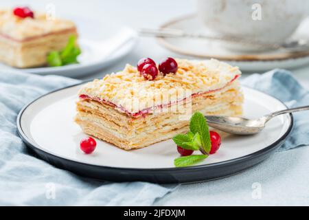 Deux morceaux de gâteau Napoléon sur une assiette blanche. Cuisine russe, gâteau multi-couches avec crème pâtissière. Banque D'Images