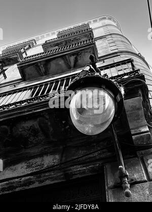 Photo verticale d'une lampe de rue sur un ancien bâtiment haut Banque D'Images