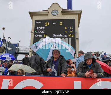 Les fans se mettent sous leurs closes tandis que les arrêts de pluie jouent pour une deuxième fois, au Royaume-Uni. , . (Photo de Mark Cosgrove/News Images/Sipa USA) crédit: SIPA USA/Alay Live News Banque D'Images