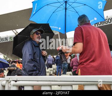 Birmingham, Royaume-Uni. 02nd juillet 2022. Les fans se mettent sous leurs closes tandis que les arrêts de pluie jouent pour une deuxième fois à Birmingham, Royaume-Uni, le 7/2/2022. (Photo de Mark Cosgrove/News Images/Sipa USA) crédit: SIPA USA/Alay Live News Banque D'Images