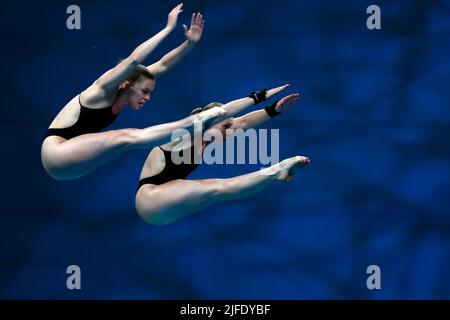 Budapest, Hongrie, 30th juin 2022. Emily Martin et Robyn Birch, de Grande-Bretagne, participent à l'événement de l'équipe mixte le cinquième jour des Championnats du monde de la FINA 2022 à Budapest au complexe aquatique national Alfred Hajos à Budapest, en Hongrie. 30 juin 2022. Crédit : Nikola Krstic/Alay Banque D'Images