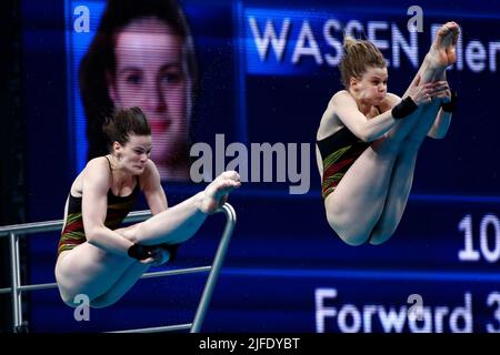 Budapest, Hongrie, 30th juin 2022. Elena Wassen et Christina Wassen, de l'Allemagne, participent à la finale synchronisée des femmes 10m le cinquième jour des Championnats du monde de la FINA de Budapest 2022 au complexe aquatique national Alfred Hajos à Budapest, en Hongrie. 30 juin 2022. Crédit : Nikola Krstic/Alay Banque D'Images