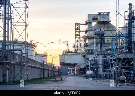 La raffinerie de pétrole de Schwechat, Autriche au coucher du soleil Banque D'Images