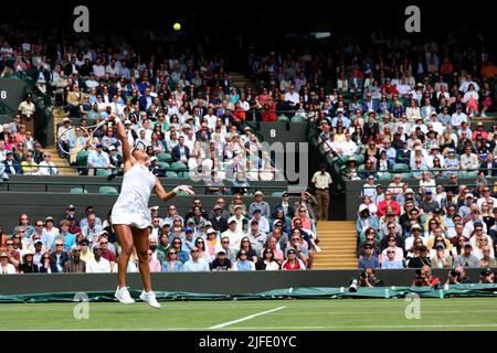 Londres, Royaume-Uni. 02nd juillet 2022. 1st juillet 2022, All England Lawn tennis and Croquet Club, Londres, Angleterre; tournoi de tennis de Wimbledon; Heather Watson sert à Kaja Juvan dans les singles pour dames crédit: Action plus Sports Images/Alay Live News Banque D'Images