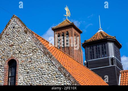 Vue sur la tour de l'église du sanctuaire de notre-Dame de Walsingham dans le village de Walsingham à Norfolk, Royaume-Uni. Banque D'Images