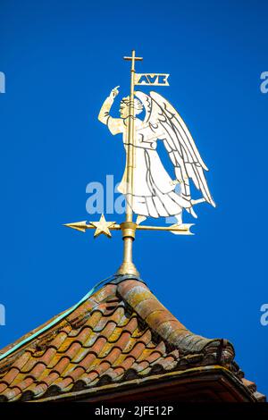 L'Archange Gabriel a une girouette au sanctuaire de notre Dame de Walsingham, dans le village de Walsingham, à Norfolk, au Royaume-Uni. Banque D'Images