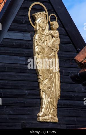 Mère Marie et Jésus à l'extérieur du sanctuaire de notre Dame de Walsingham dans le village de Walsingham à Norfolk, Royaume-Uni. Banque D'Images