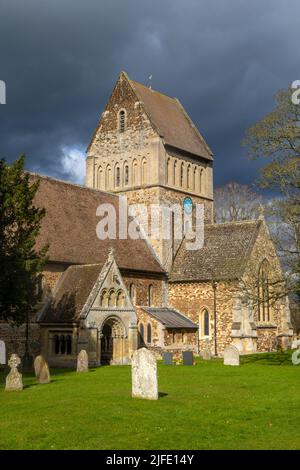 Vue sur l'église St. Lawrences dans le magnifique village de Castle Rising à Norfolk, Royaume-Uni. Banque D'Images