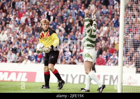 2nd les Rangers de 22 juillet et le gardien de but écossais Andy Goram, qui est décédé à l'âge de 58 ans, sont décédés après une courte bataille contre le cancer. FLASHBACK LE BUTEUR DES CELTICS GERRY CRAINEY SALUE LE GARDIEN DES RANGERS ANDY GORAM . Crédit : eric mccowat/Alay Live News Banque D'Images