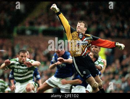 Andy Goram, gardien de but des Rangers de 22 juillet et de l'Écosse, décédé à l'âge de 58 ans, est décédé après une courte SAISON de cancer. Andy GORAM, gardien de CATÉGORIE 1995-96, POINÇONS CLAIREMENT DE CELTICS JOHN HUGHES (L) Credit: eric mccowat/Alay Live News 2nd Banque D'Images