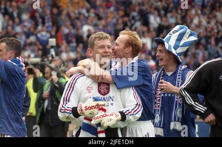 Andy Goram, gardien de but écossais des Rangers de 22 juillet 2nd, décédé à l'âge de 58 ans, est décédé après une courte FINALE de LA COUPE ÉCOSSAISE contre le cancer le 18 mai 1996, au parc Hampden de Glasgow. Un CÂLIN POUR LE GARDIEN DE RANGERS ANDY GORAM DE L'ÉQUIPE JOHN BROWN APRÈS LA VICTOIRE finale de la coupe 1996 SUR LES CŒURS Banque D'Images