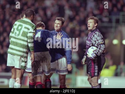 2nd les Rangers de 22 juillet et le gardien d'Écosse Andy Goram, qui est décédé à l'âge de 58 ans, sont décédés après un court cancer. LE GARDIEN DE RANGERS ANDY GORAM ET IAN FERGUSON ÉCHANGENT DES MOTS AVEC PIERRE VAN HOOIJDONK DU CELTIC. Crédit : eric mccowat/Alay Live News Banque D'Images