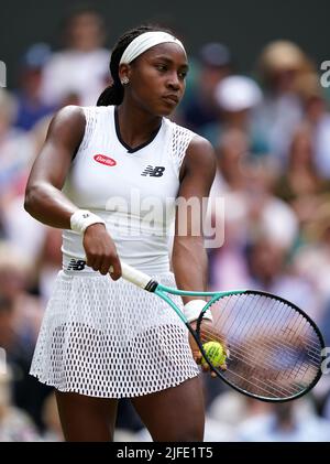 Coco Gauff servant contre Amanda Anisimova pendant le sixième jour des Championnats de Wimbledon 2022 au All England Lawn tennis and Croquet Club, Wimbledon. Date de la photo: Samedi 2 juillet 2022. Banque D'Images