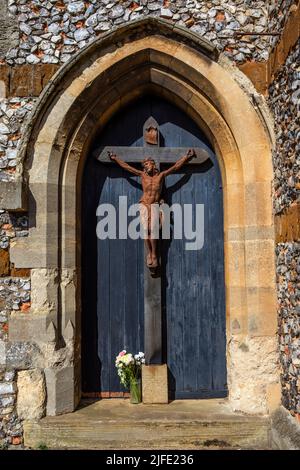 Une sculpture sur Crucifixion à l'extérieur de l'église paroissiale de Saint-Edmund à Hunstanton, Norfolk, Royaume-Uni. Banque D'Images