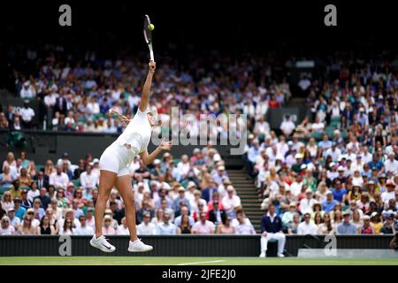 Amanda Anisimova servant contre Coco Gauff pendant le sixième jour des Championnats de Wimbledon 2022 au All England Lawn tennis and Croquet Club, Wimbledon. Date de la photo: Samedi 2 juillet 2022. Banque D'Images