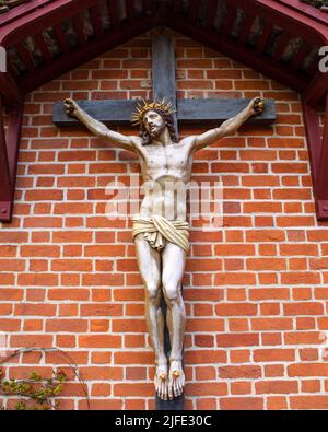 Sculpture de crucifixion au sanctuaire de notre Dame de Walsingham dans le village de Walsingham à Norfolk, Royaume-Uni. Banque D'Images