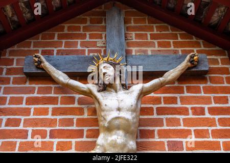 Sculpture de crucifixion au sanctuaire de notre Dame de Walsingham dans le village de Walsingham à Norfolk, Royaume-Uni. Banque D'Images