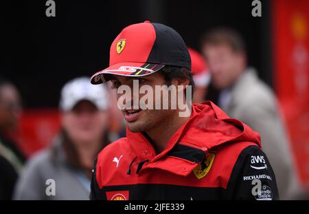 Silverstone, Royaume-Uni. Silverstone, Royaume-Uni. 02nd juillet 2022. 2nd juillet 2022, circuit Silverstone, Silverstone, Northamptonshire, Angleterre: Grand Prix britannique F1, sessions de qualification: Carlos Sainz arrive à Silverstone Credit: Action plus Sports Images/Alamy Live News Credit: Action plus Sports Images/Alamy Live News Banque D'Images