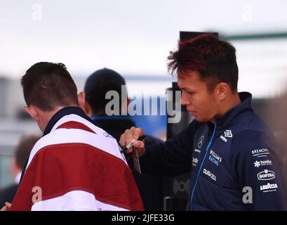 Silverstone, Royaume-Uni. Silverstone, Royaume-Uni. 02nd juillet 2022. 2nd juillet 2022, circuit Silverstone, Silverstone, Northamptonshire, Angleterre: Grand Prix britannique F1, séances de qualification: Alex Albon signe un autographe crédit: Action plus Sports Images/Alay Live News crédit: Action plus Sports Images/Alay Live News Banque D'Images