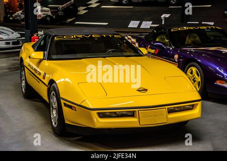 SINSHEIM, ALLEMAGNE - MAI 2022 : voiture jaune cabrio Chevrolet Corvette C4 Pace 1986 235ps Banque D'Images