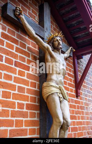 Sculpture de crucifixion au sanctuaire de notre Dame de Walsingham dans le village de Walsingham à Norfolk, Royaume-Uni. Banque D'Images