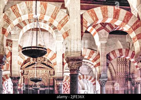 Cordoue, Andalousie, Espagne - intérieur de la Mezquita, ou cathédrale de la mosquée, avec ses arches rouges et blanches à double niveau Banque D'Images