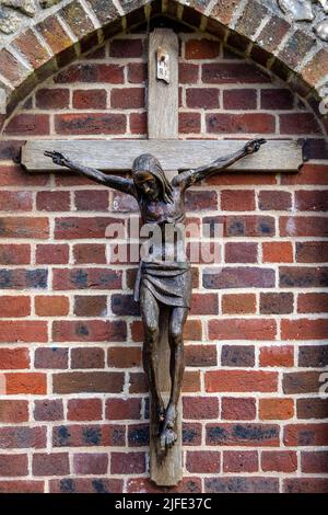 Sculpture en bois de Crucifixion au sanctuaire de notre Dame de Walsingham dans le village de Walsingham à Norfolk, Royaume-Uni. Banque D'Images