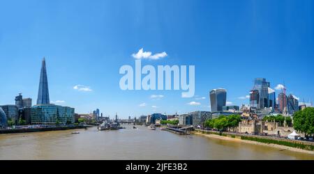 Vue depuis Tower Bridge avec Shard à gauche et Walkie Talkie bâtiment et Tour de Londres à droite, River Thames, Londres, Angleterre, Royaume-Uni Banque D'Images