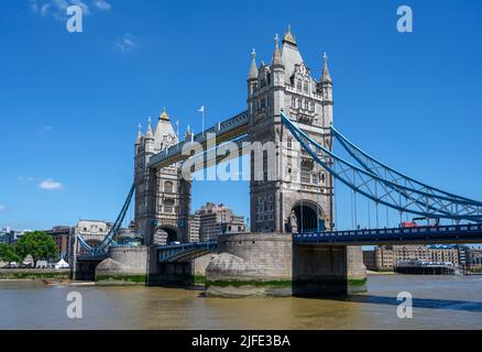 Tower Bridge depuis la rive sud, River Thames, Londres, Angleterre, Royaume-Uni Banque D'Images