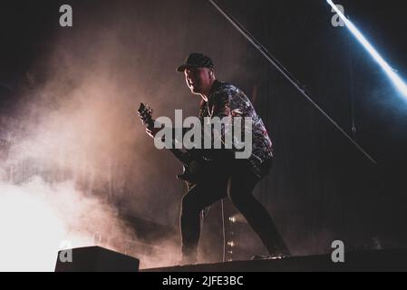 ITALIE, COLLEGNO, JUILLET 1st 2022 : ACE, guitariste du groupe de rock britannique “stunk Anansie”, en direct sur scène à l’édition 2022 du “Flowers Festival” pour la tournée “Celeding 25 Years” Banque D'Images