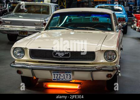 SINSHEIM, ALLEMAGNE - MAI 2022: Blanc Ford Mustang 1st génération coupé 1965 200ps Banque D'Images