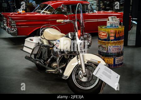 SINSHEIM, ALLEMAGNE - MAI 2022 : moto de moto blanche Harley-Davidson Electra-Glide 1981 66ps Banque D'Images