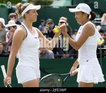 Londres, Royaume-Uni. 02nd juillet 2022. Elise Mertens Belge et Zhang Shuai Chinois photographiés lors d'un deuxième tour du tournoi de double féminin entre Mertens Belge - Zhang Chinois et Golubic Suisse - Osoro colombien lors du tournoi de tennis Grand Chelem de Wimbledon 2022 au All England tennis Club, dans le sud-ouest de Londres, en Grande-Bretagne, Samedi 02 juillet 2022. BELGA PHOTO BENOIT DOPPAGNE crédit: Belga News Agency/Alay Live News Banque D'Images