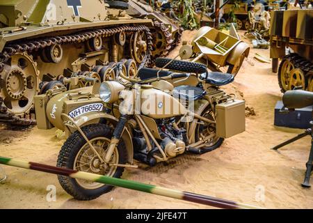 SINSHEIM, ALLEMAGNE - MAI 2022: Militaire sable sidecar moto moto BMW R75 1943 26ps WW2 3rd reich allemagne nazie Banque D'Images