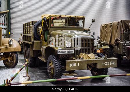 SINSHEIM, ALLEMAGNE - MAI 2022 : camion militaire moyen Kaki américain GMC CCKW 352 1942 104ps WW2 Banque D'Images